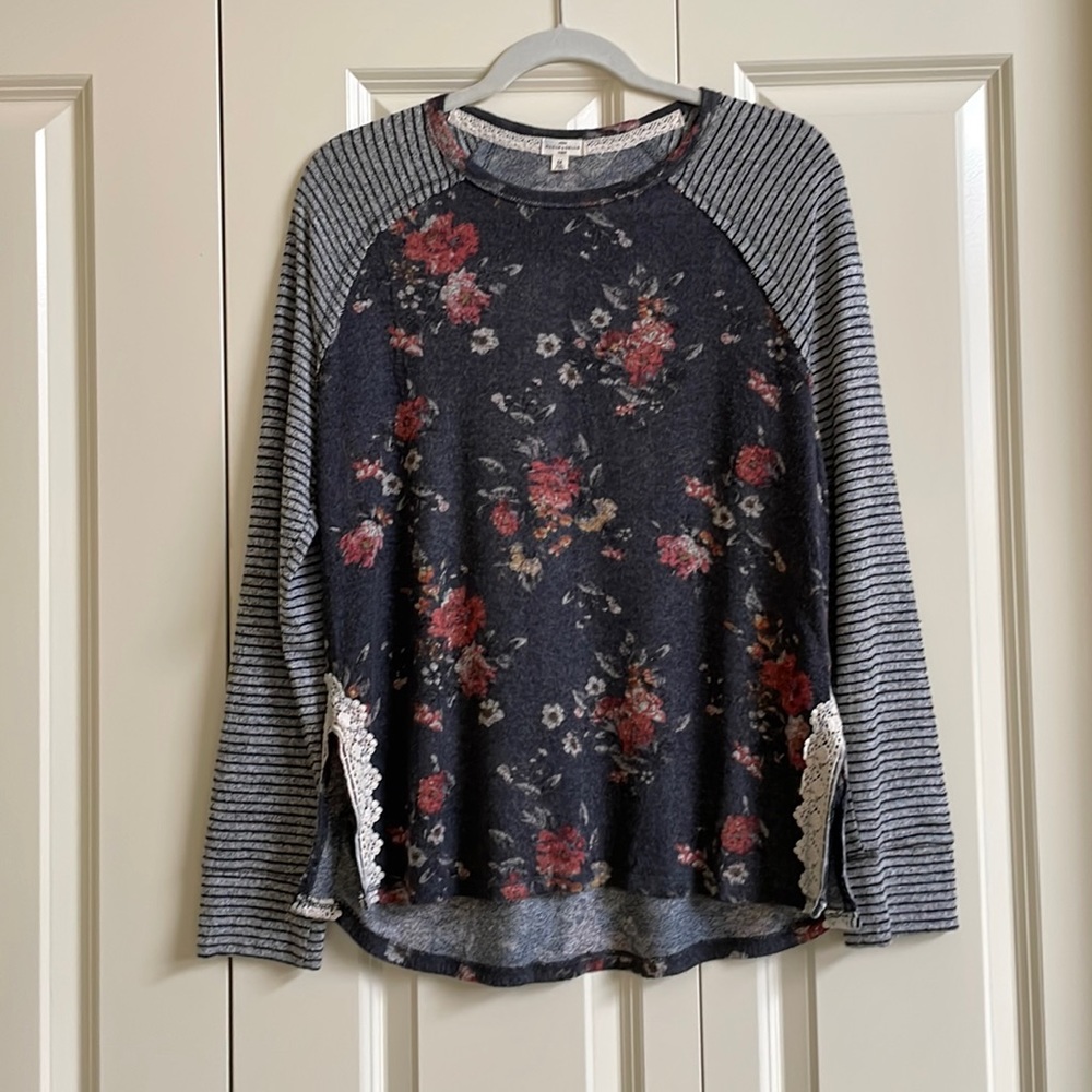Super soft sweater with complimenting patterns - Medium